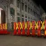 Sicherheitsbarrieren in rot und gelb stehen vor einem historischen Gebäude bei Nacht, um den Zugang zu sichern.